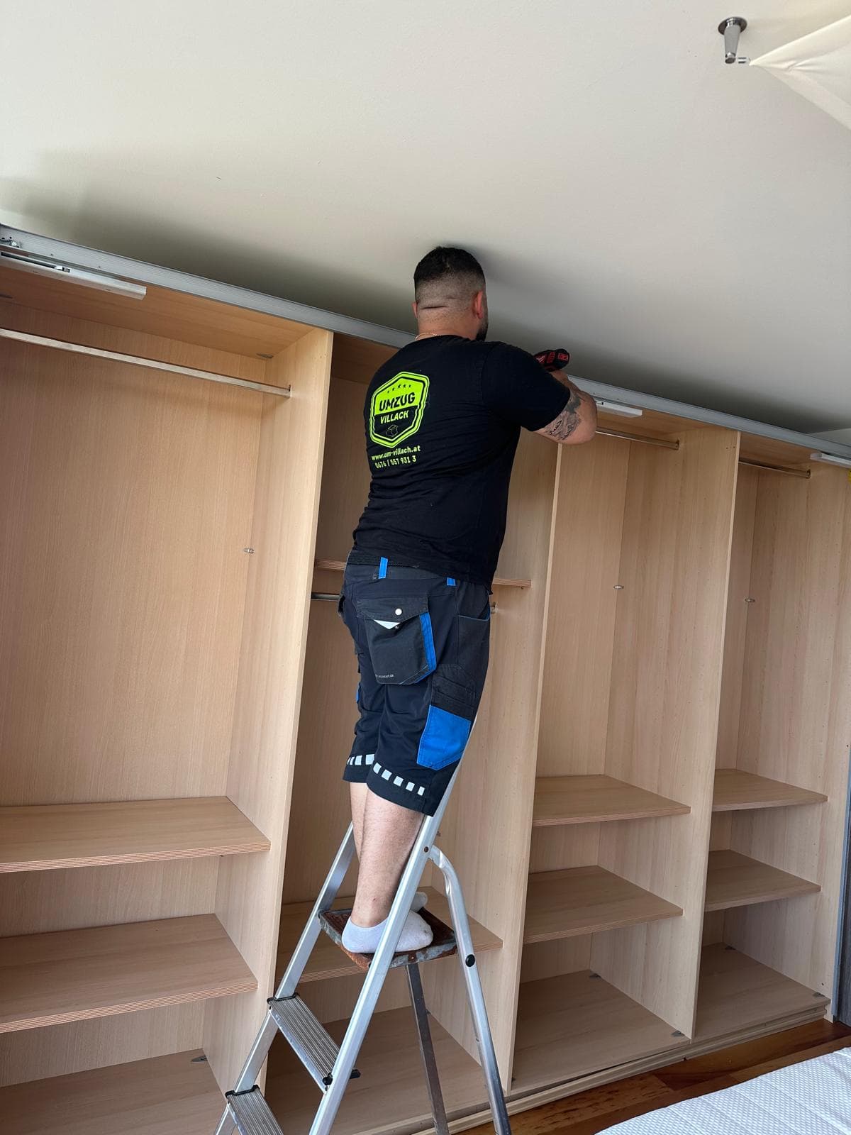 Montage der Kleiderstange in einem Schrank