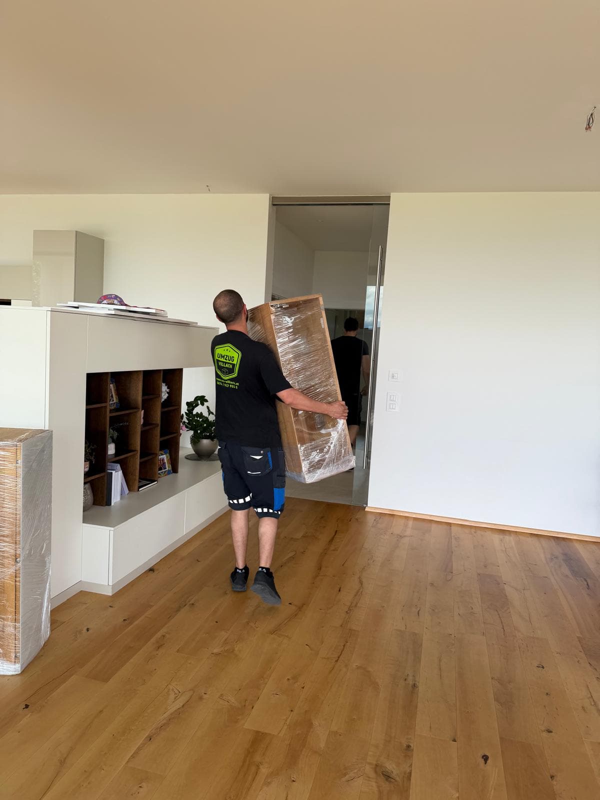 Möbeltransport in einer Wohnung in Treffen am Ossiacher See