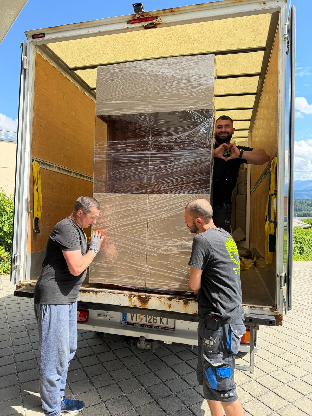 Sorgfältiges Verladen von Büromöbeln