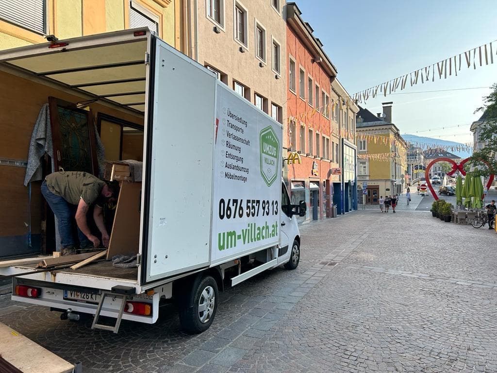 Der Umzugswagen von UM-Villach in der Villacher Innenstadt