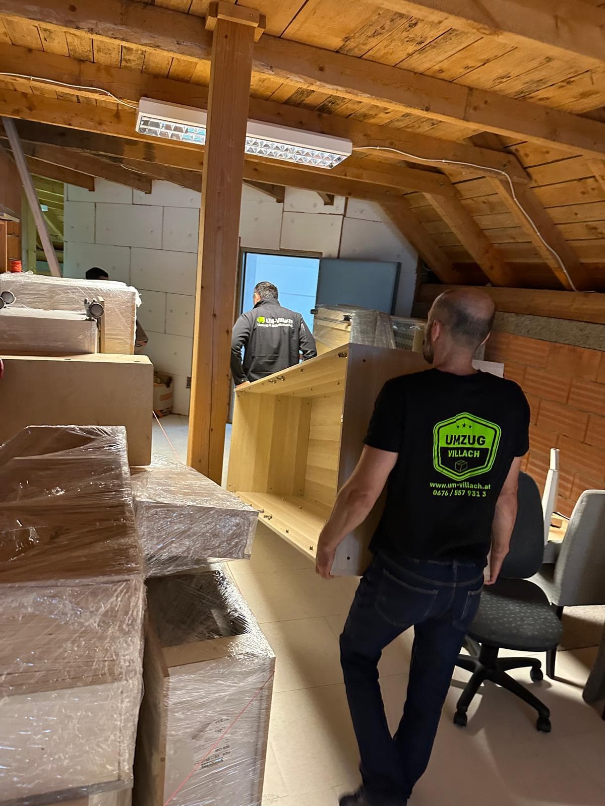 Möbeltransport durch einen Hauseingang in Feldkirchen