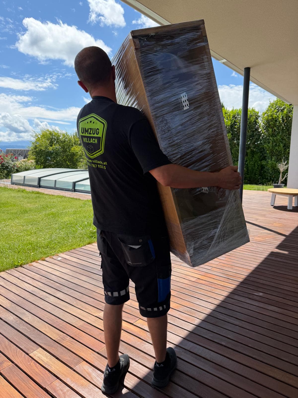 Möbeltransport auf einer Terrasse in Velden am Wörthersee