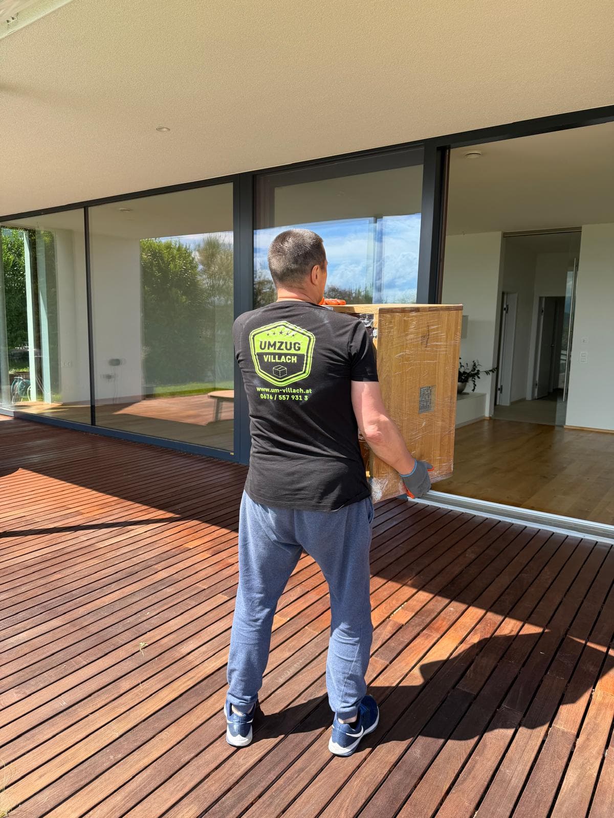 Möbeltransport in einem Haus mit Seeblick in Finkenstein